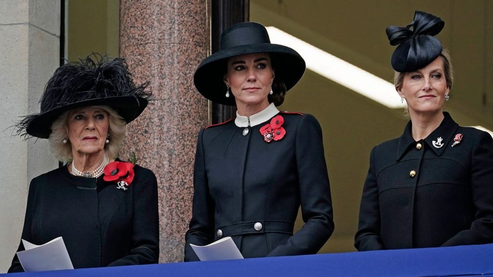 De i. a dcha. la duquesa de Cornualles, la duquesa de Cambridge y la condesa de Wessex, en el Armisticio del domingo.