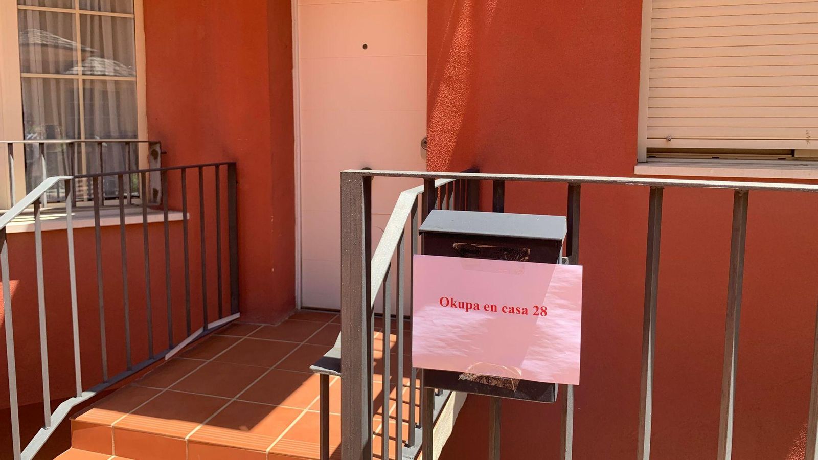 Cartel en la vivienda alquilada.