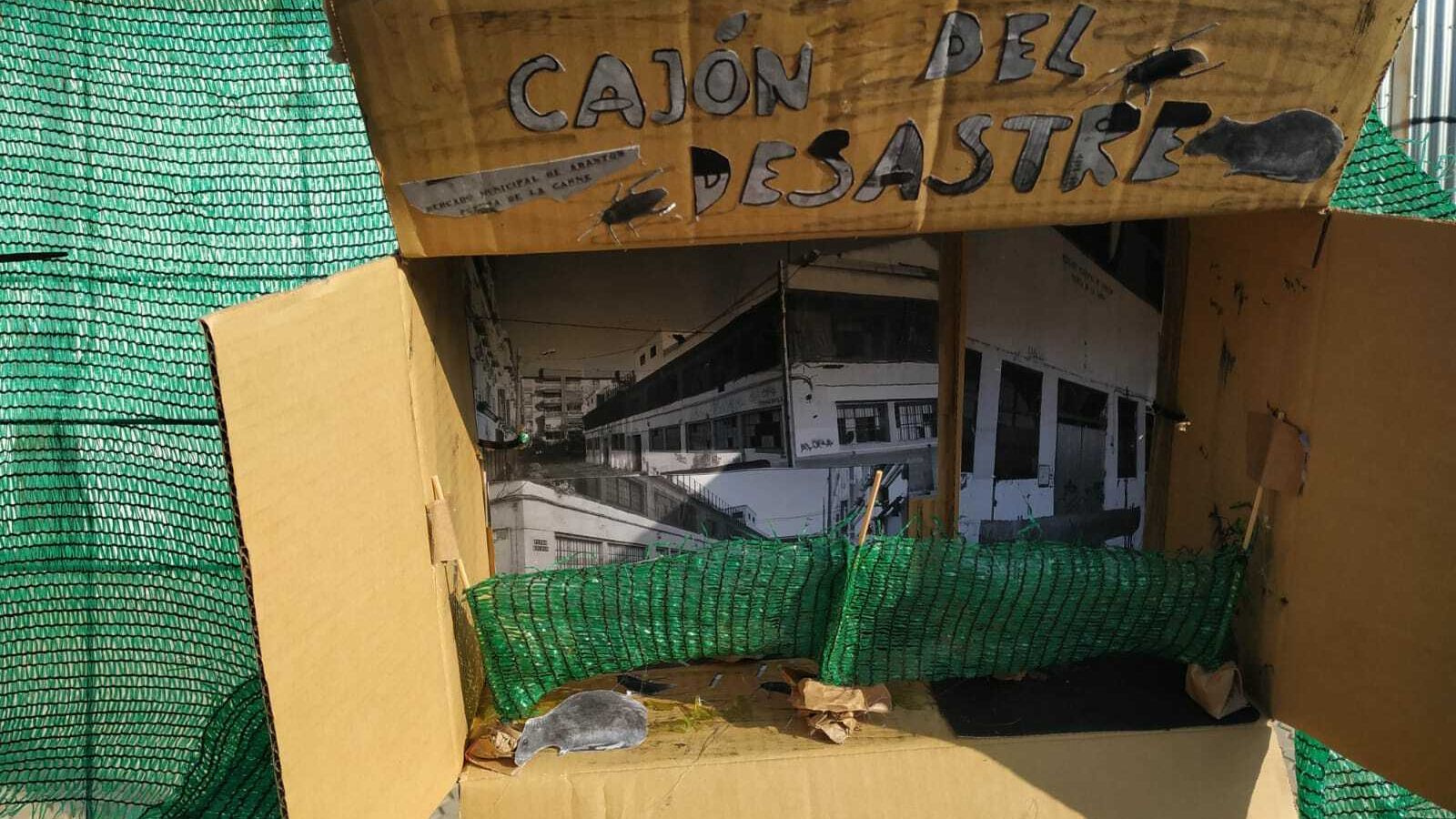 Otra de las creaciones protesta para el acto en el antiguo mercado.