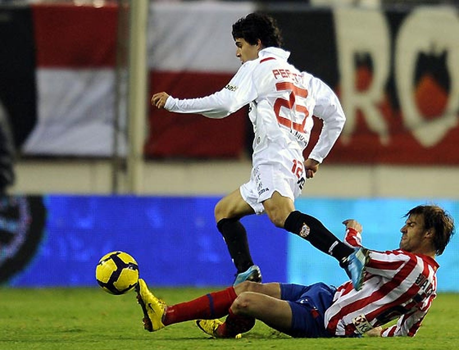 El Sevilla, que se adelantó en el marcador, salió derrotado del Calderón por un gol en propia puerta de Dragutinovic y otro de Antonio López en el 93.

Foto: Reuters / Afp Photo / Efe