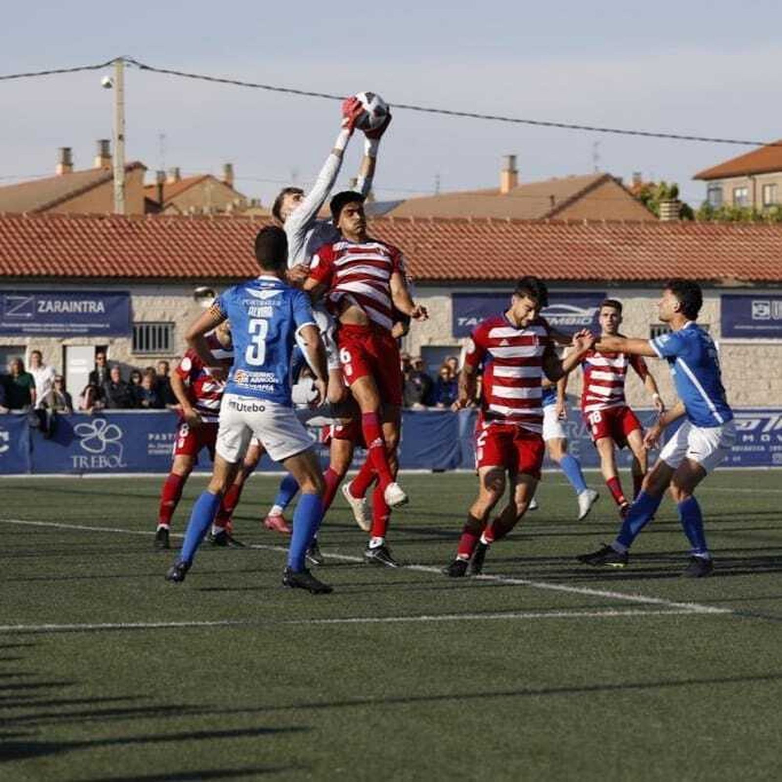 Youness pelea por un balón aéreo.