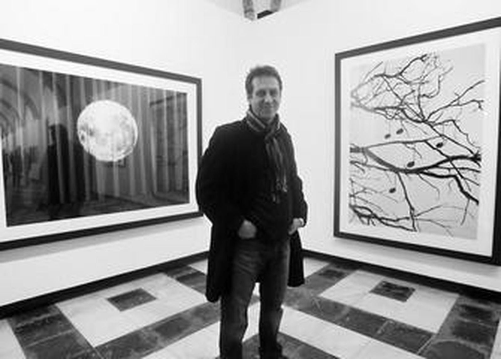 Chema Madoz, ayer en los Claustros de Diputación junto a algunas de sus fotografías.