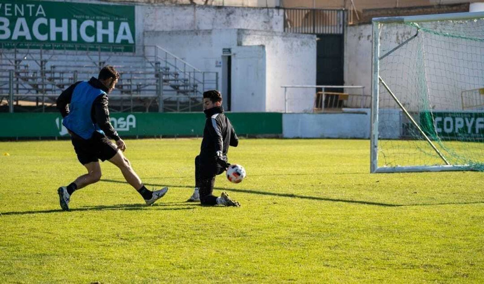 Cervero intenta batir a Isma Gil en un entrenamiento en El Palmar.