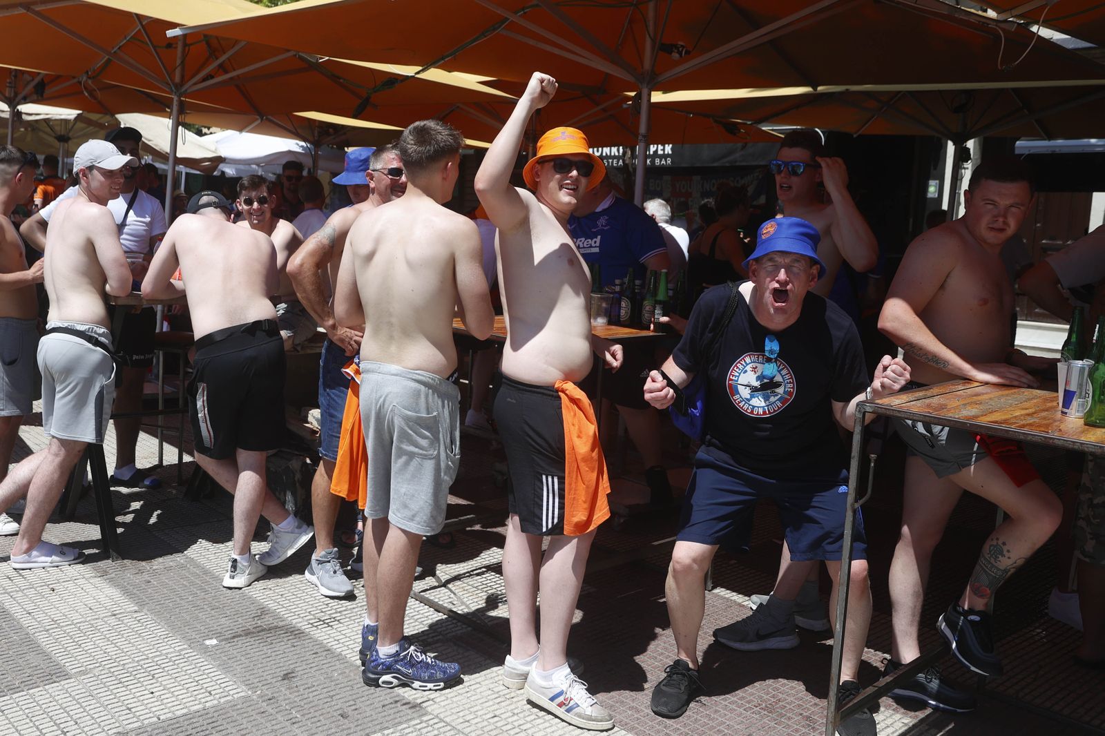 Un grupo de elegantes y caballerosos aficionados al fútbol.