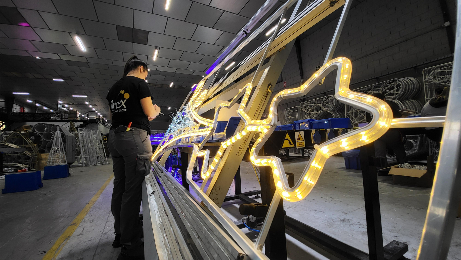Trabajadores de Ximenez Group en la fabricación de una pieza.