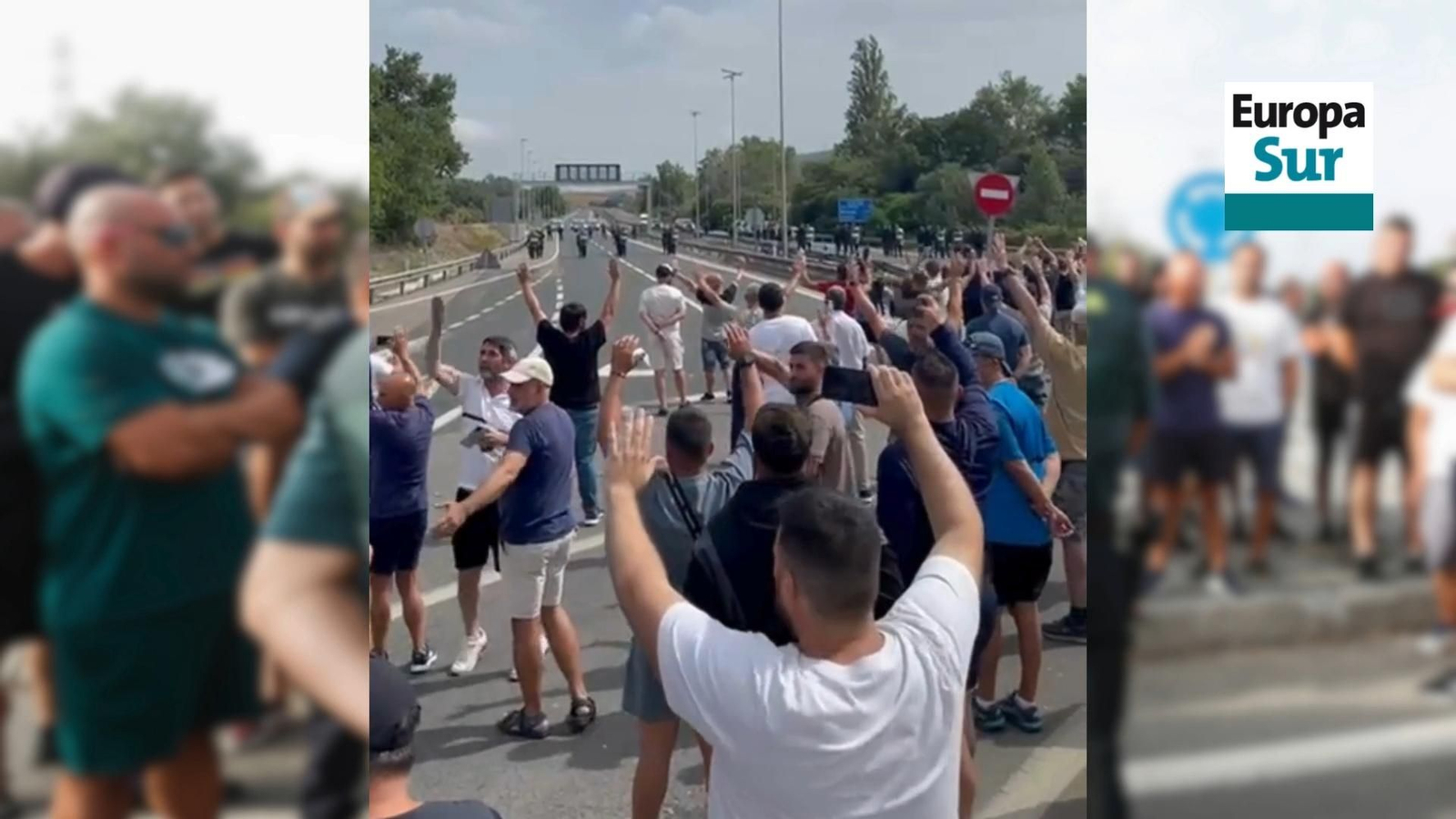 La Guardia Civil dispersa a los manifestantes del sector del metal que cortaban la carretera de acceso a La Línea, este martes
