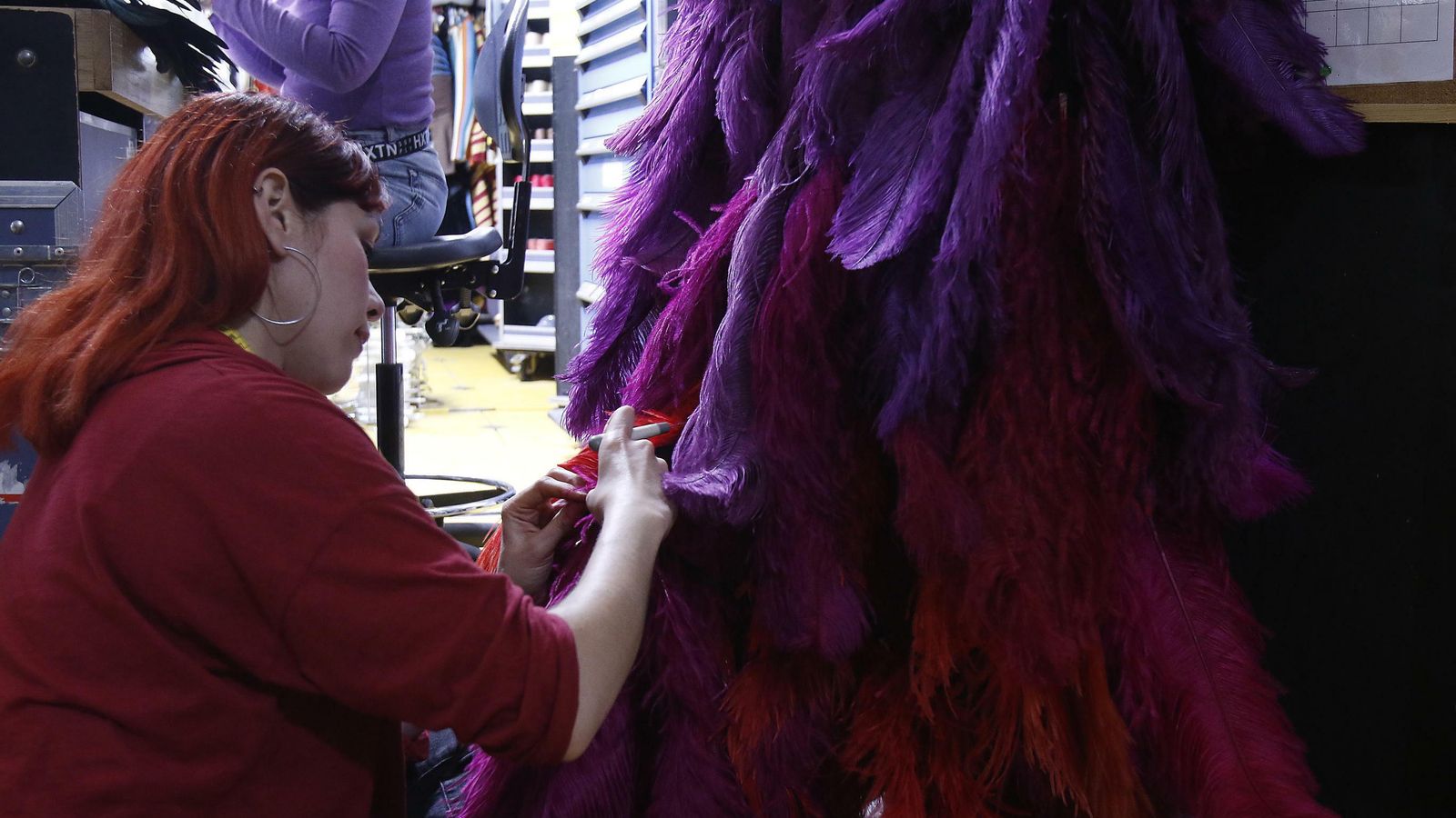 Una trabajadora da los últimos retoques al vestuario.