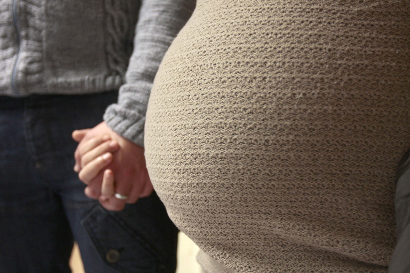Una mujer embarazada.