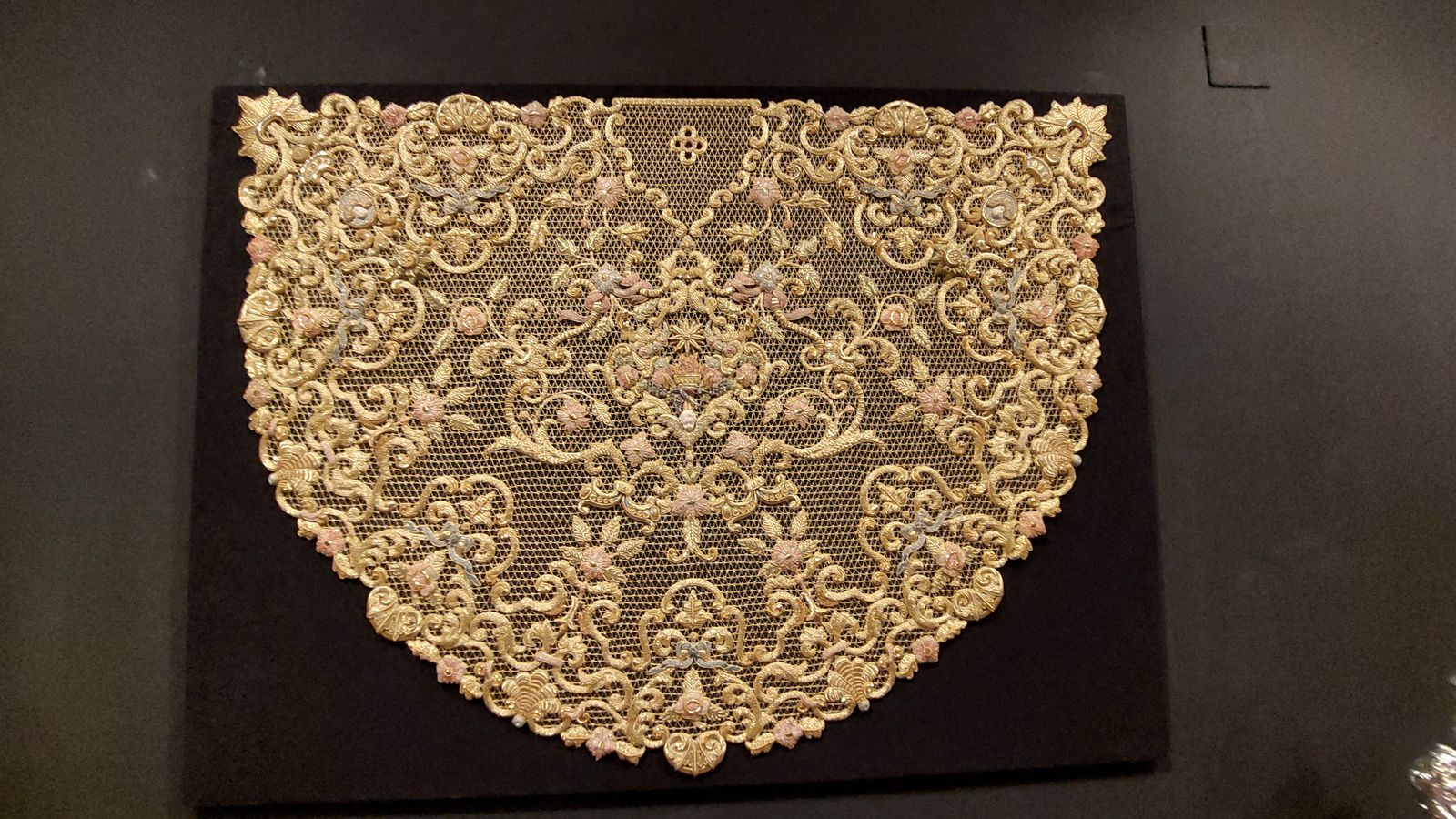 La exposición de estrenos de la Semana Santa, en imágenes