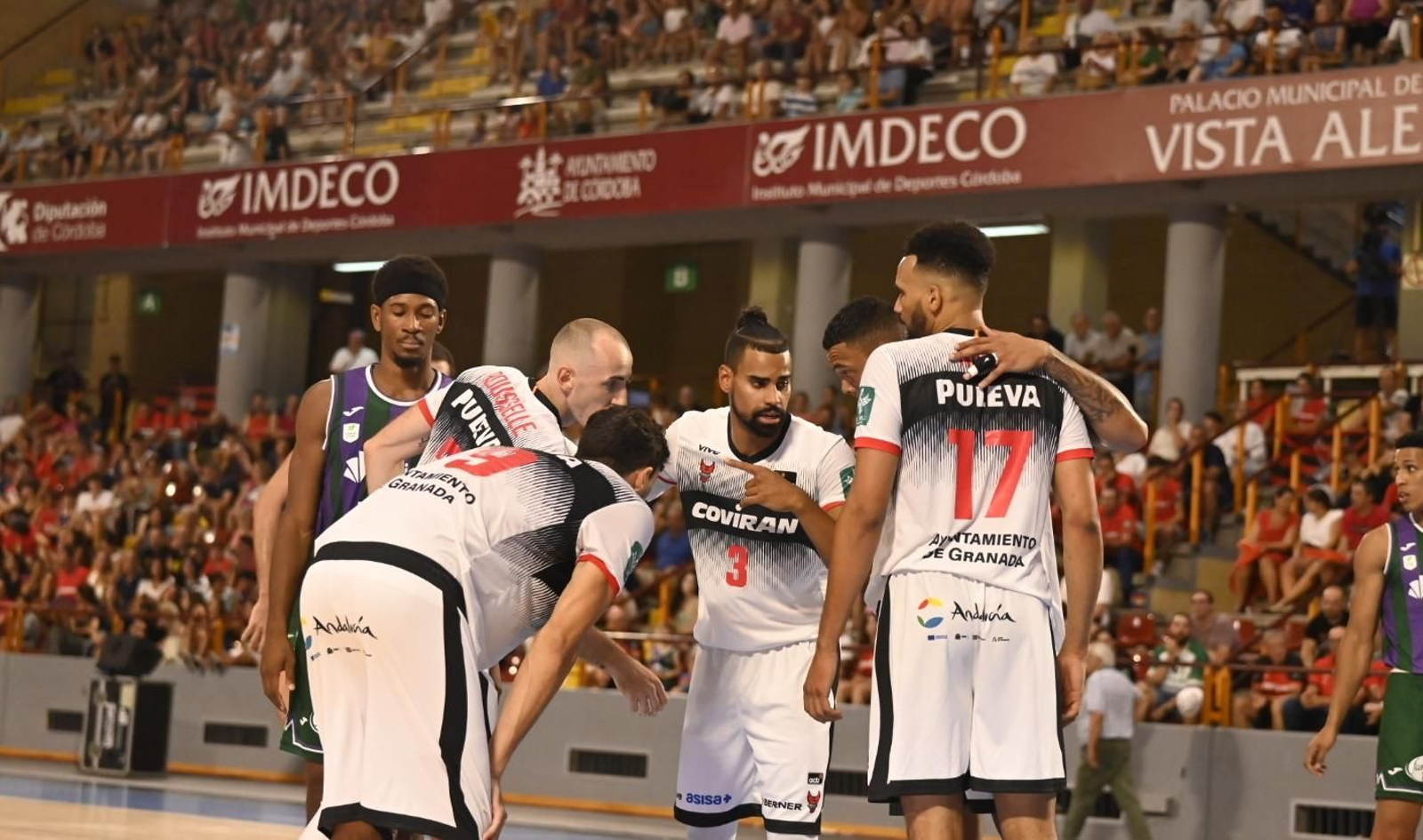 Las mejores fotos del ambiente en Vista Alegre para el Covirán Granada - Unicaja Málaga