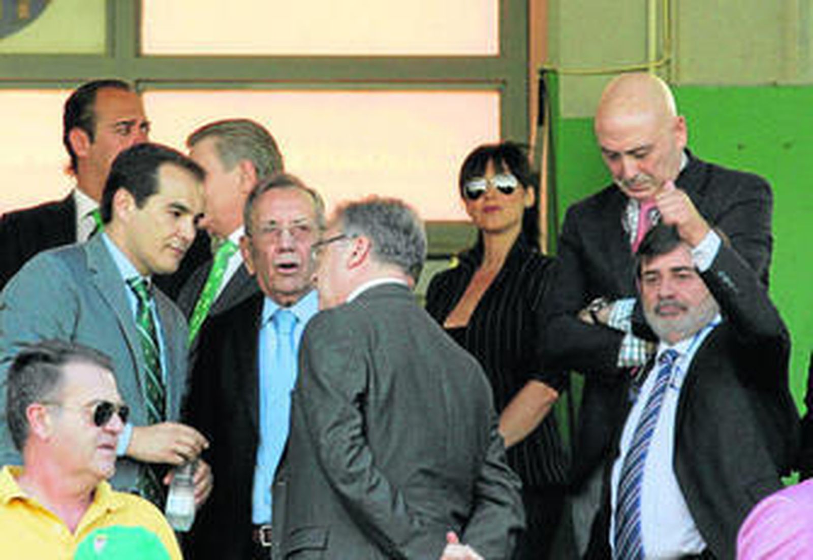 Carlos González saluda a la grada, mientras hablan el alcalde, el subdelegado y Rafael Campanero.