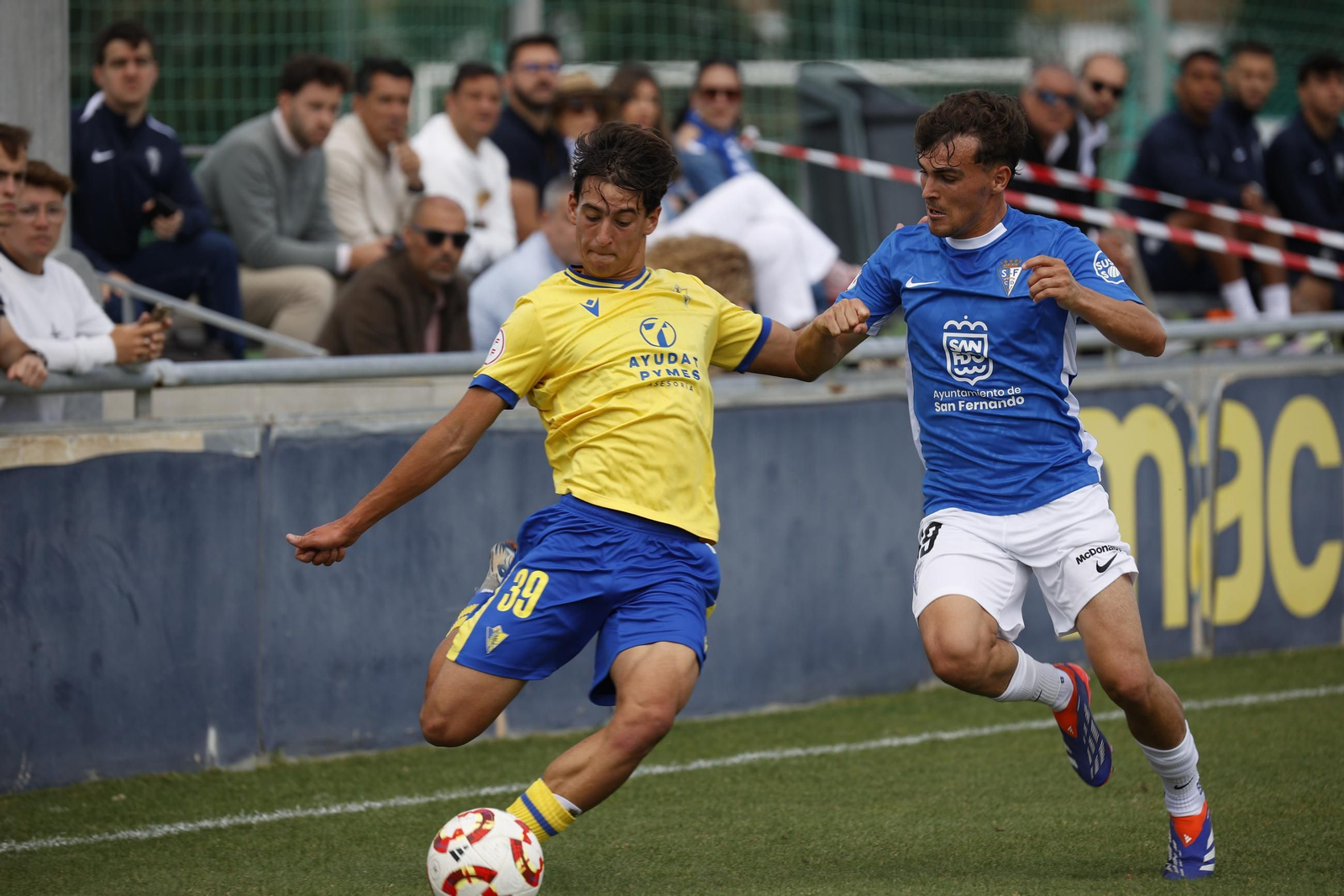 Las imágenes del partido entre el Cádiz Mirandilla y el San Fernando