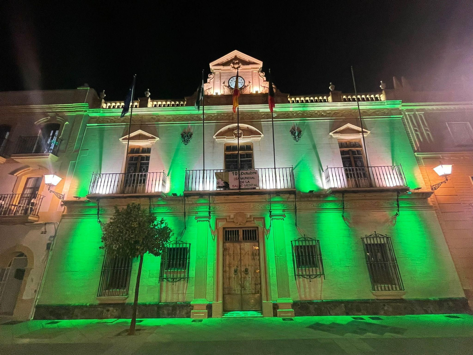 La fachada del Ayuntamiento de Ayamonte se ilumina de verde.