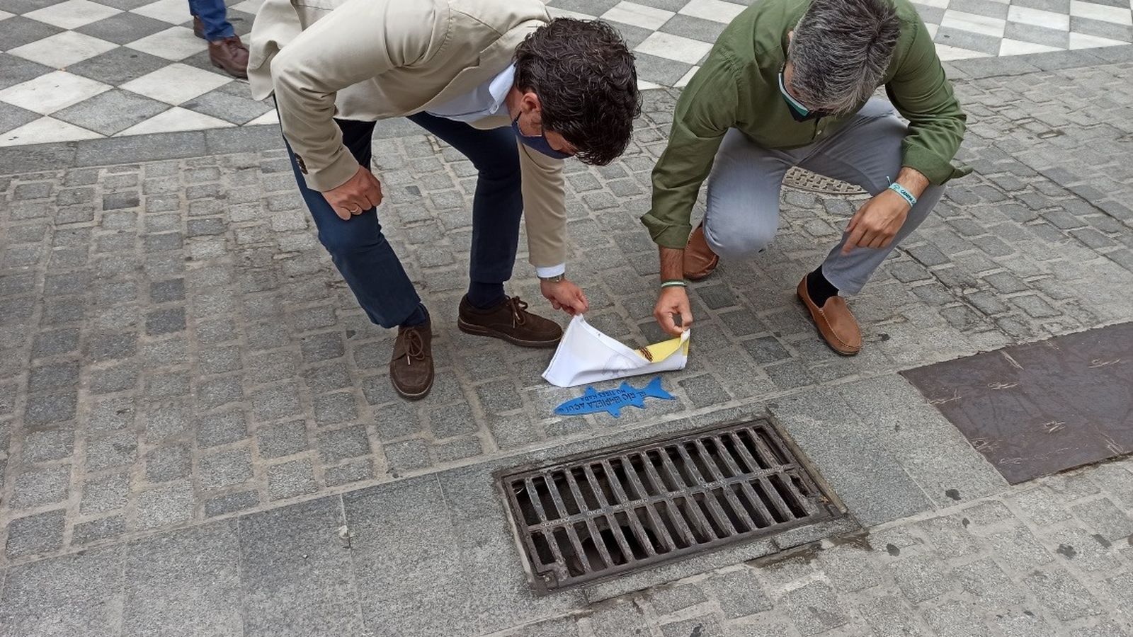 Un momento de la colocación de las placas informativas con forma de pez.