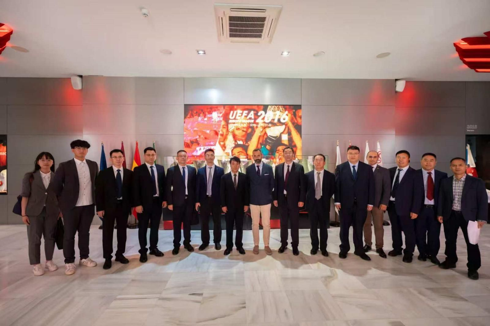 La delegación china, atendida por José González-Dans, en el Ramón Sánchez-Pizjuán