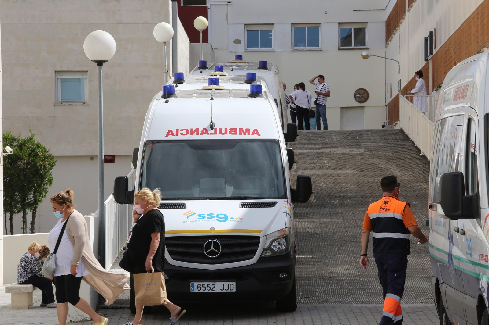 Ambulancias en el Hospital de Jerez.