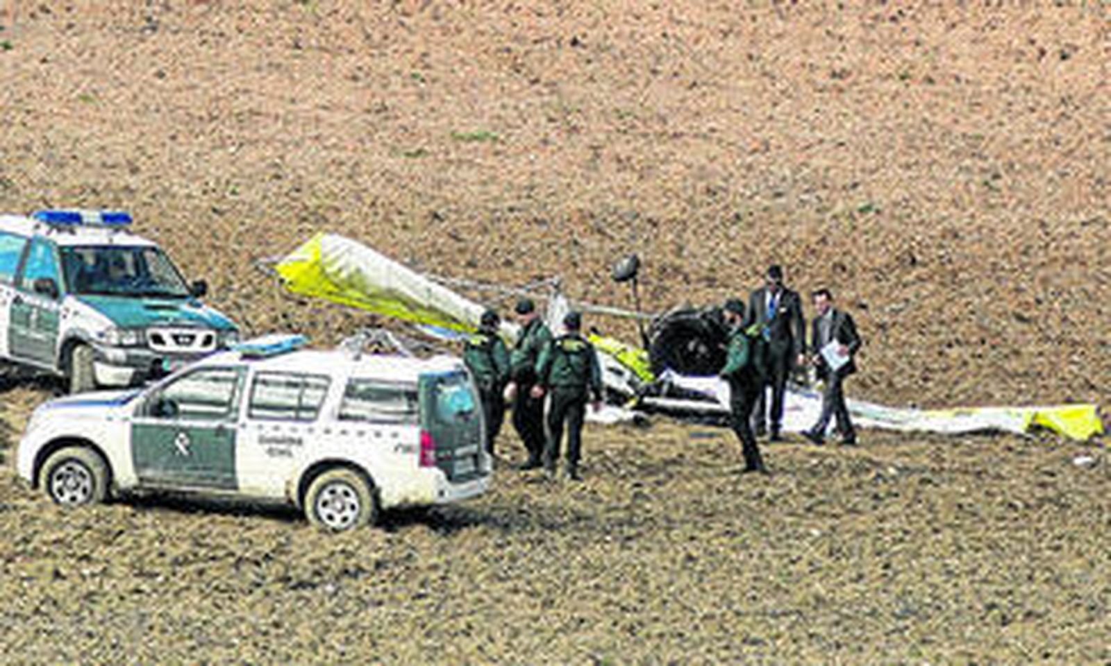 Agentes de la Guardia Civil, ayer junto a los restos del ultraligero.