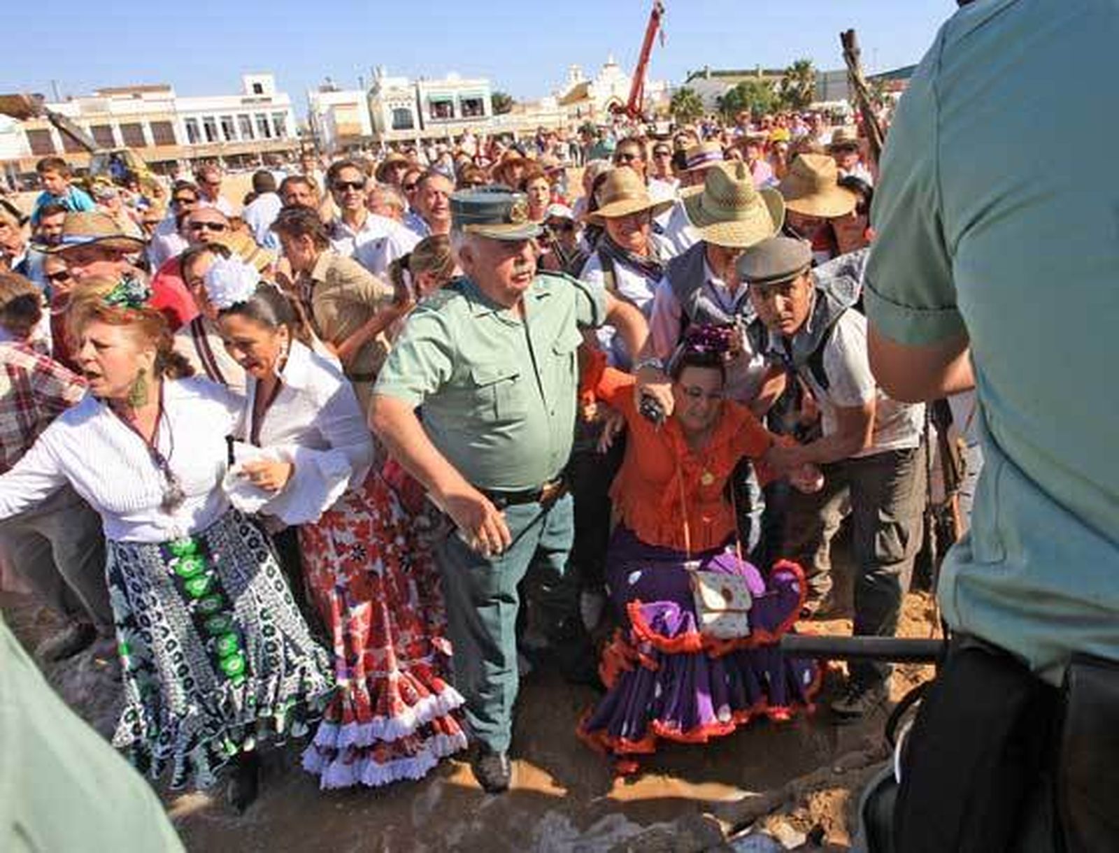Agentes de la Guardia Civil impiden que los romeros jerezanos embarquen junto a la carreta del Simpecado.  Foto: Juan Carlos Toro