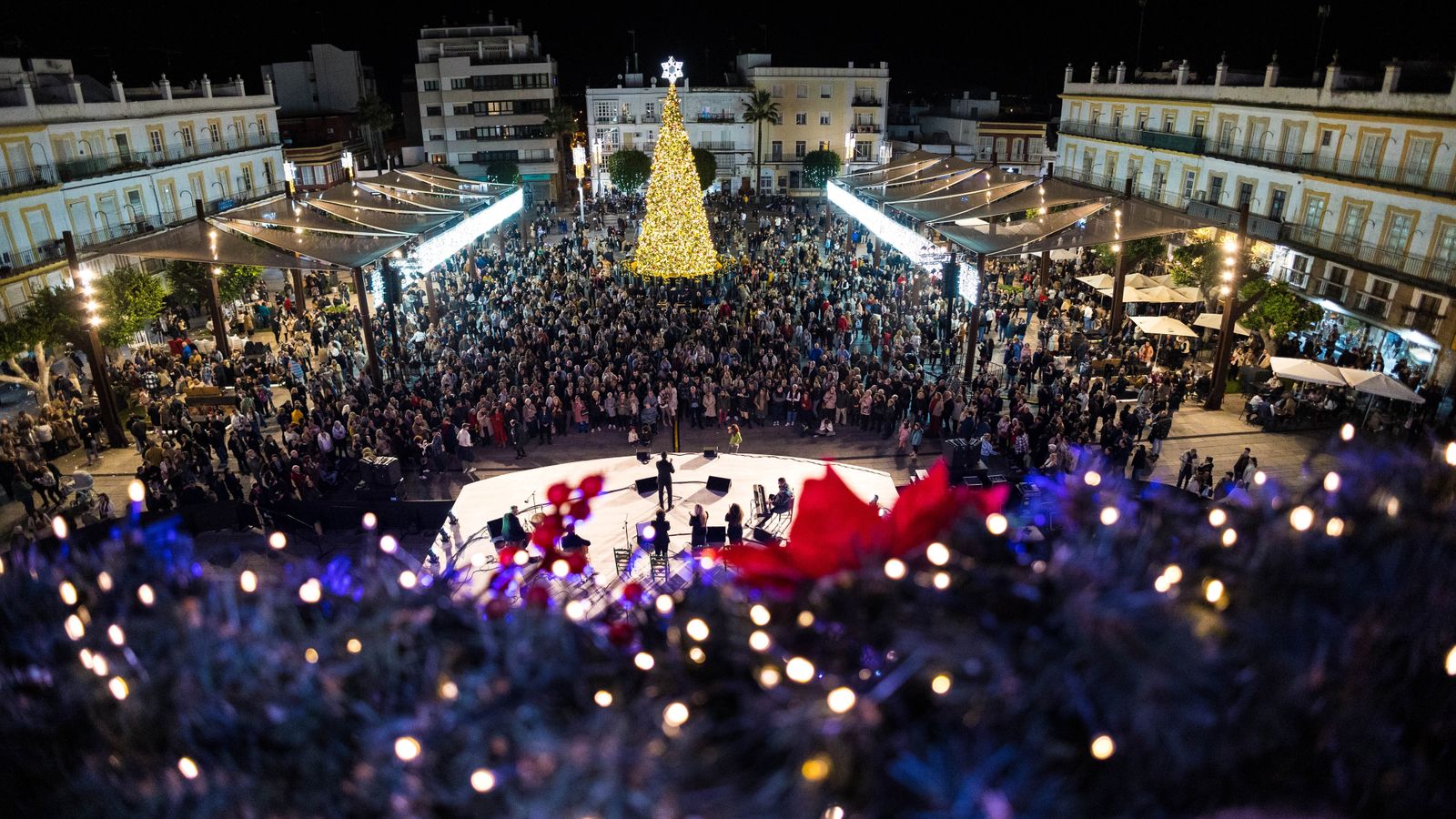 Aspecto que presentaba la plaza del Rey durante la doble sesión de zambombas del viernes en San Fernando.