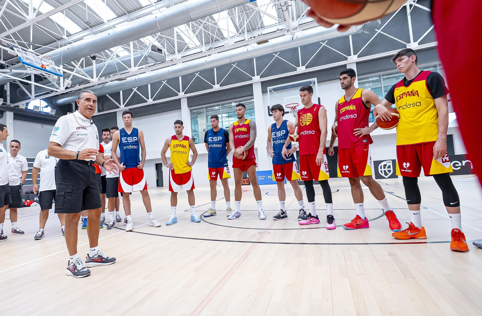 El primer entrenamiento de España con Mario Saint-Supéry y Alberto Díaz