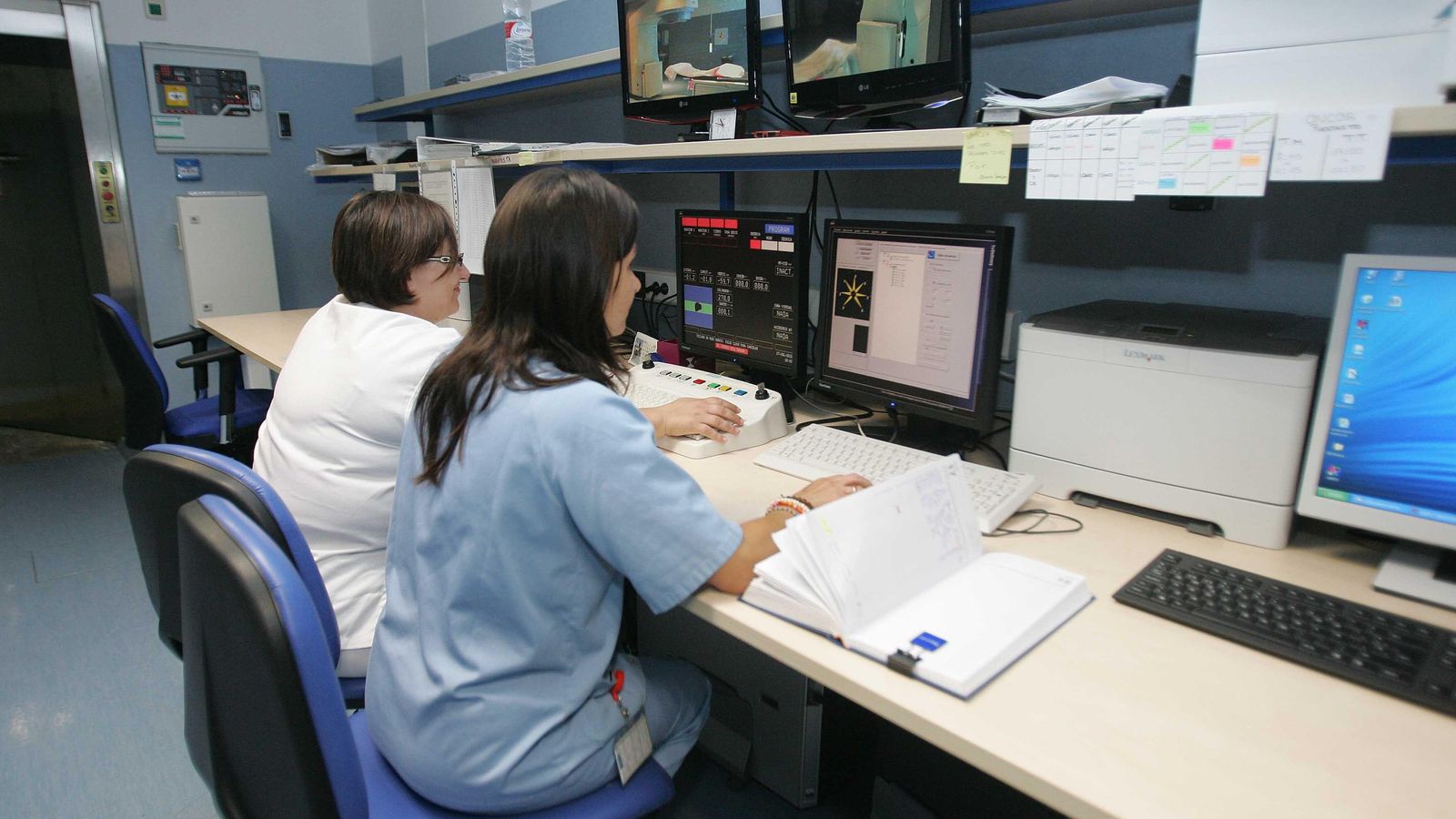 Dos profesionales en el hospital universitario de Torrecárdenas