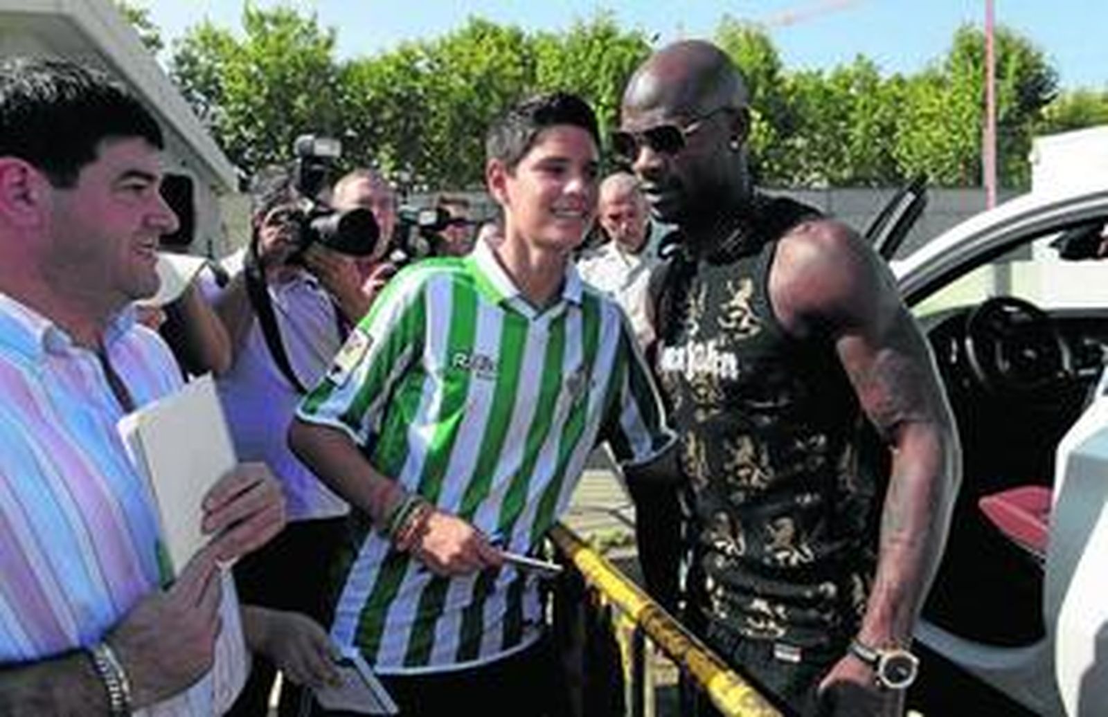 Emana se baja de su automóvil para atender a los aficionados tras el entrenamiento matinal en la ciudad deportiva.