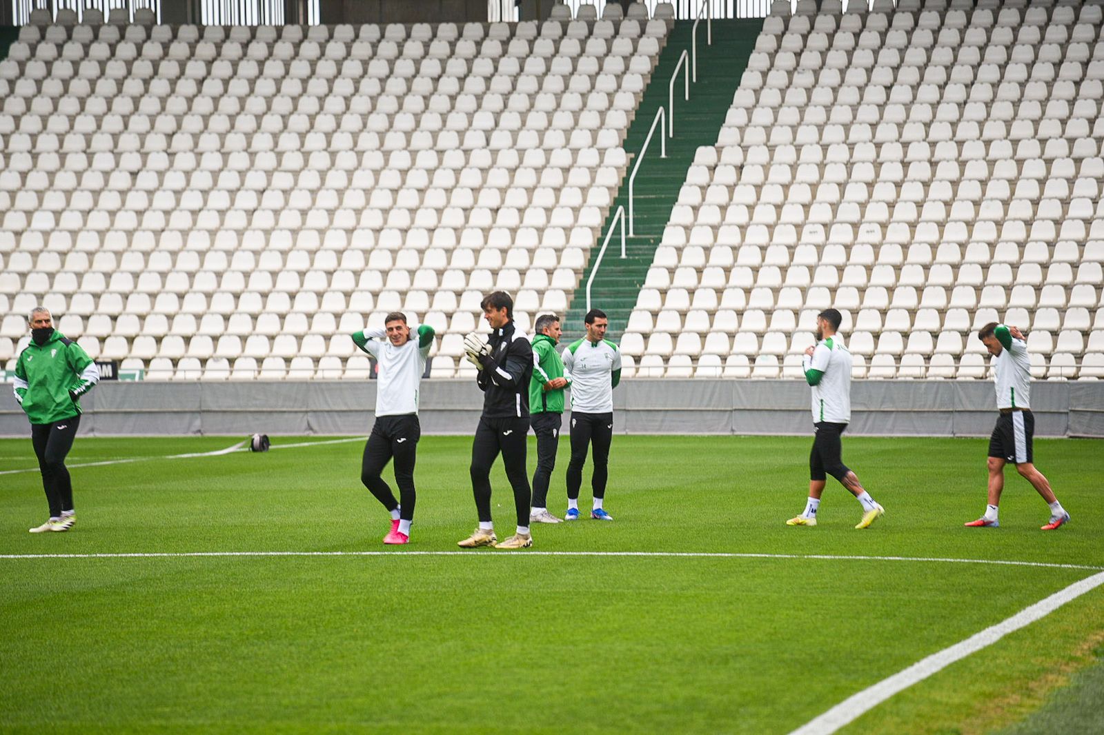 El Córdoba CF se deja querer por su afición en el Día de Año Nuevo: las fotos del entrenamiento de puertas abiertas