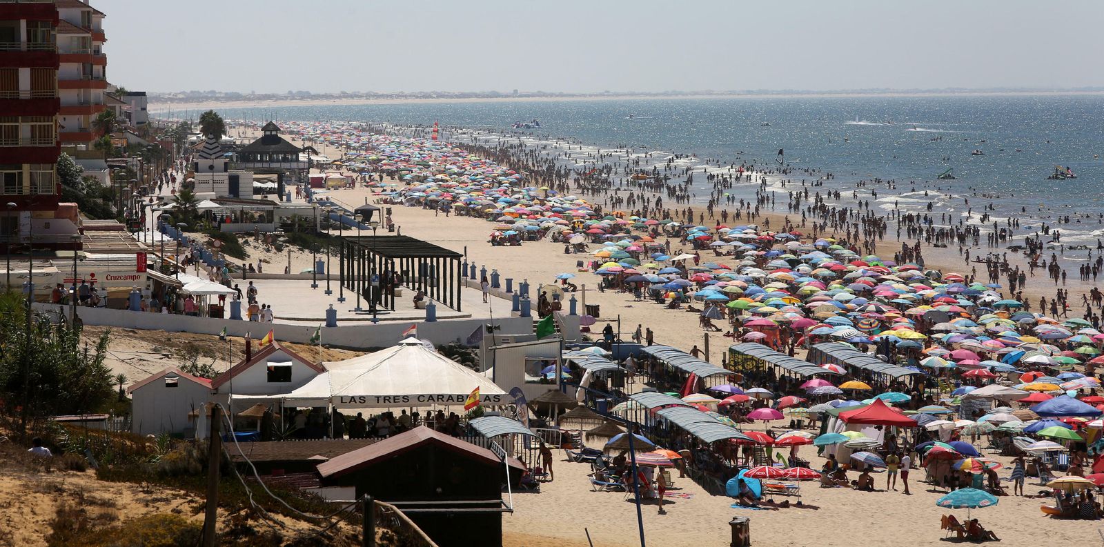 Imagen general tomada desde el faro de la playa de Matalascañas en una jornada veraniega.