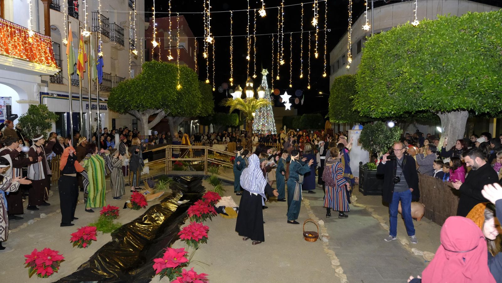 El Belén viviente de Gádor abarrota de público la plaza del pueblo, en imágenes