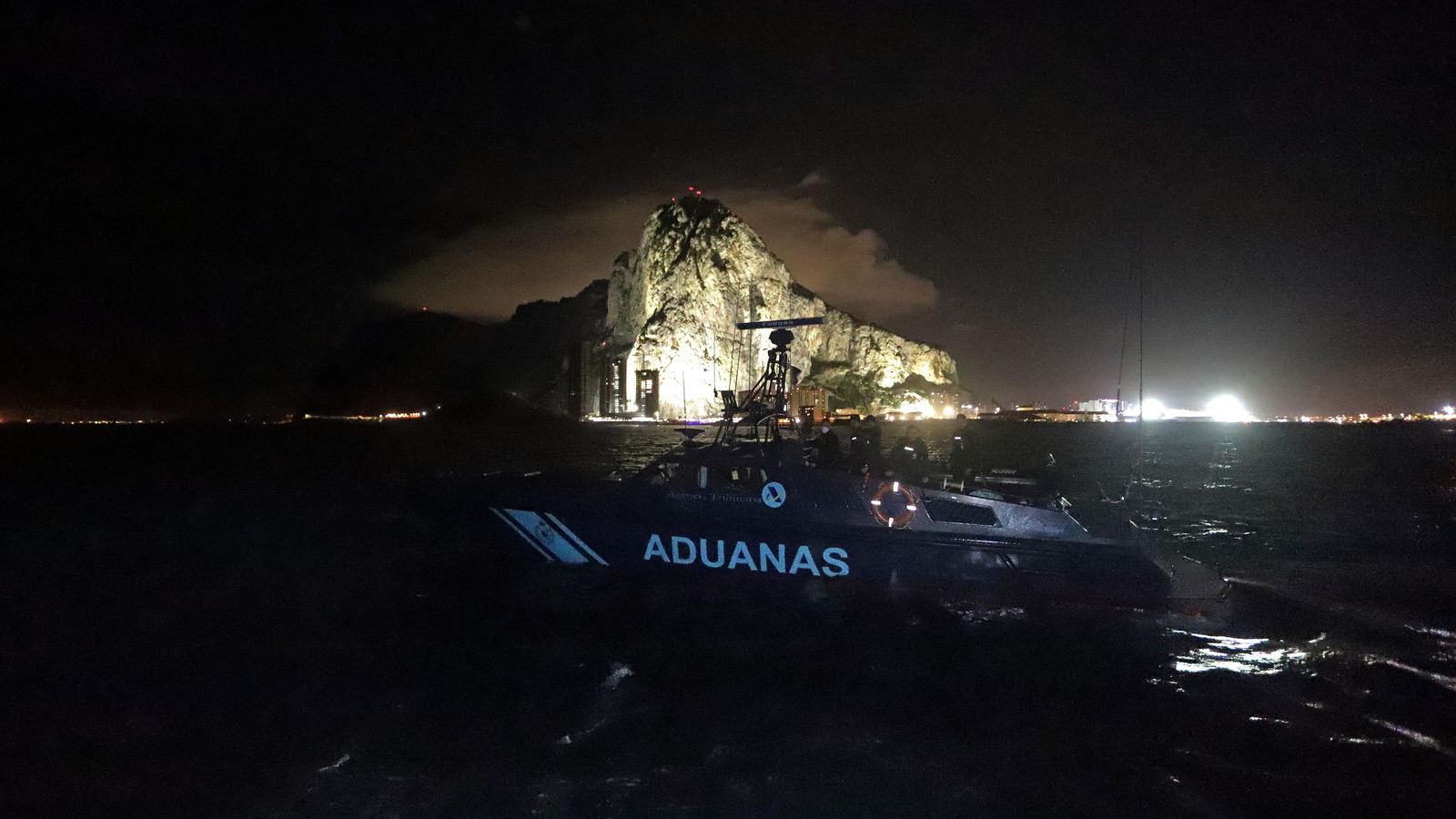 La patrullera 'Águila 4', gemela de la 'Aguila 2', con el Peñón de Gibraltar al fondo.