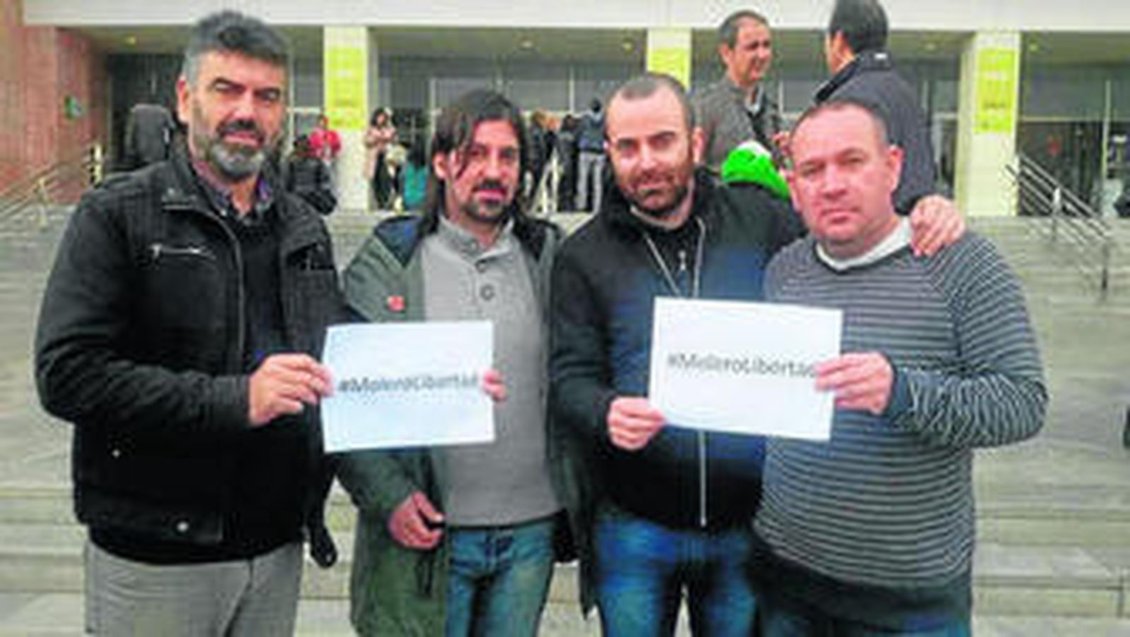 Francisco, el tercero por la izquierda, ayer, en una concentración ayer frente a la Ciudad de la Justicia.