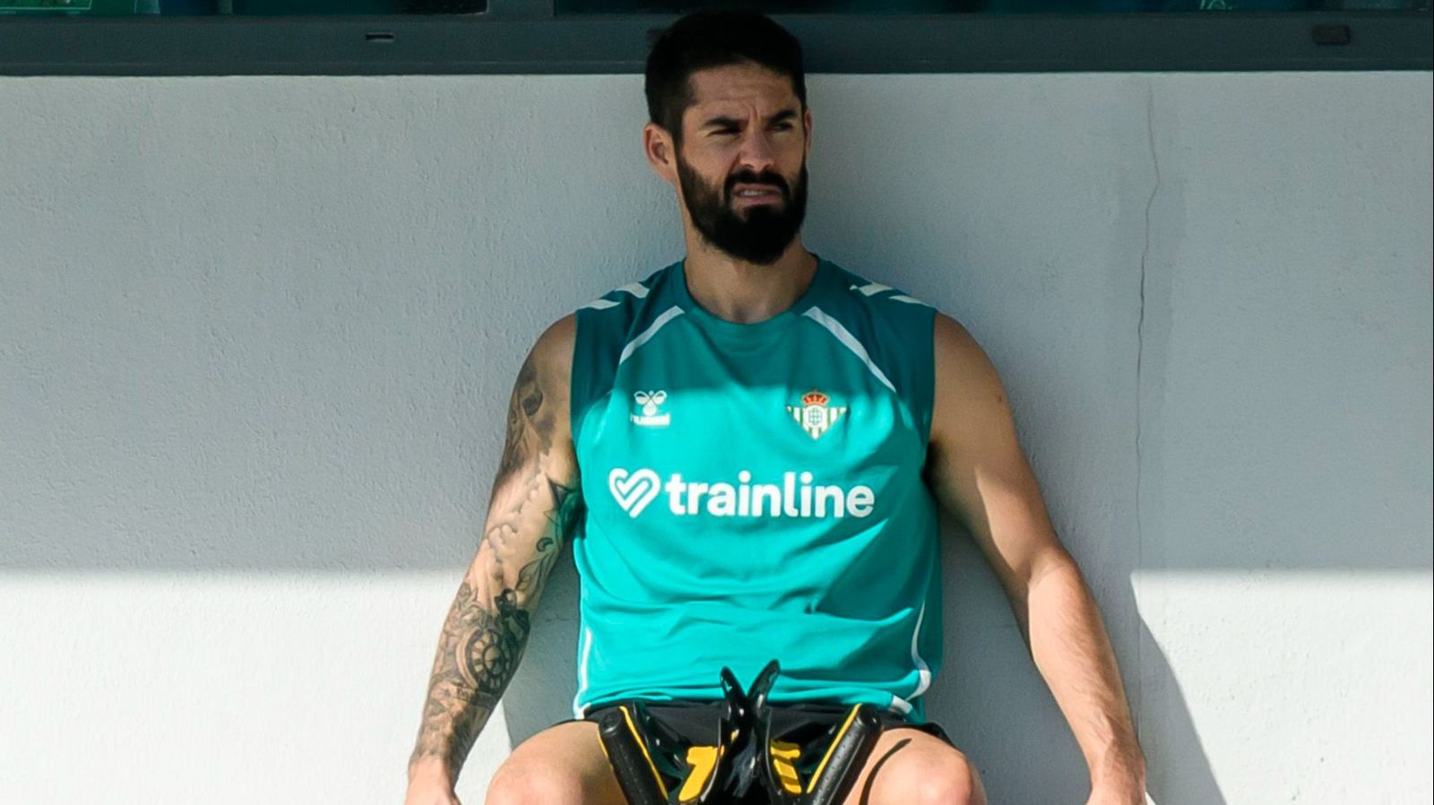 Isco observa un entrenamiento del Betis mientras se recuperaba de la última fractura de peroné.