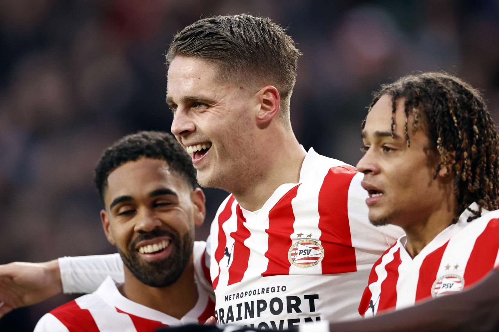 Mwene, Veerman y Xavi Simons celebran un gol del PSV Eindhoven.