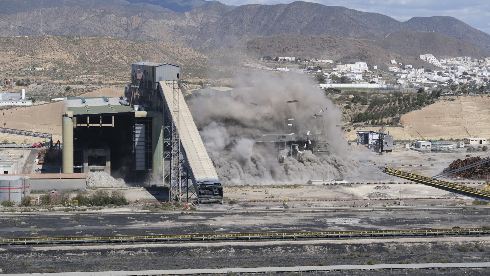 La voladura-demolición de la central térmica de Endesa en Carboneras, en imágenes
