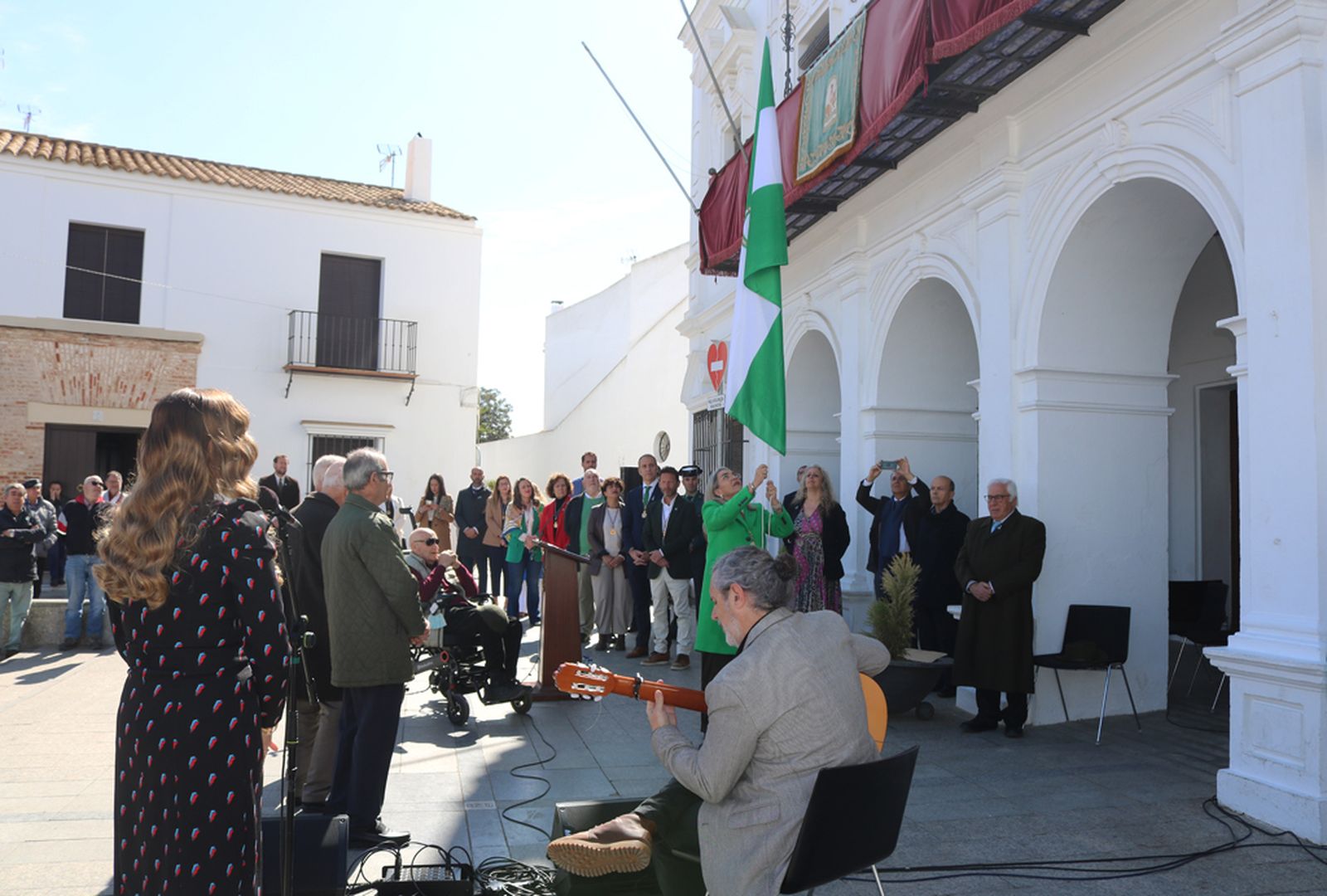 Izado de la bandera de Andalucía en el ayuntamiento de Cartaya.