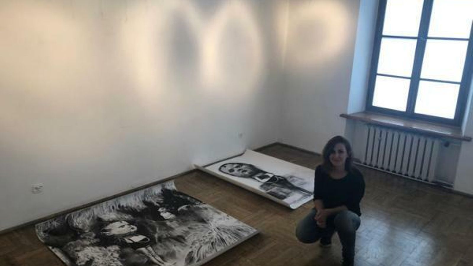 Belén Mazuecos junto a su obra premiada.