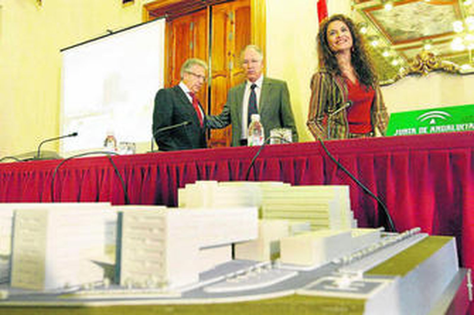 La consejera de salud junto al delegado provincial durante la presentación de la ampliación de Torrecárdenas.