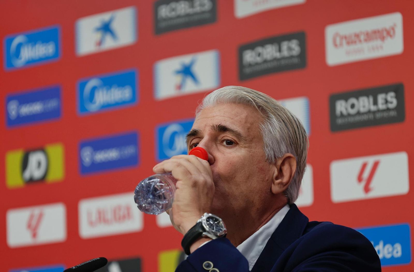 Antonio Cordón bebe agua durante su balance ante la prensa.