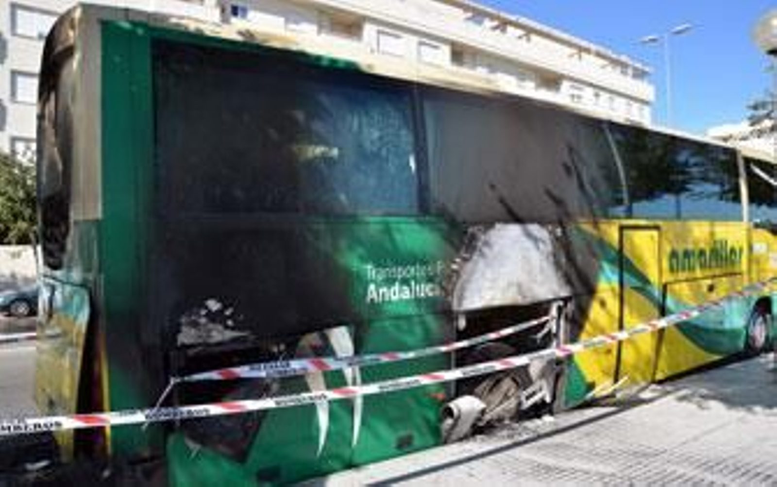 Prenden fuego a un autobús de línea de Los Amarillos en Jerez Prenden fuego a un autobús de línea de Los Amarillos en Jerez