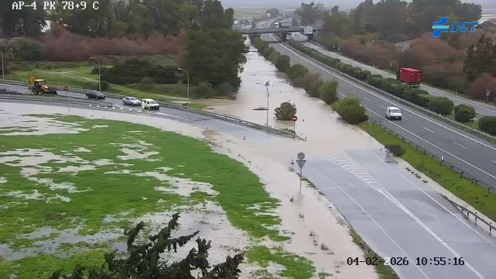Imagen del corte de la vía de servicio paralela a la AP-4 y que conecta con la A-382 hacia Arcos