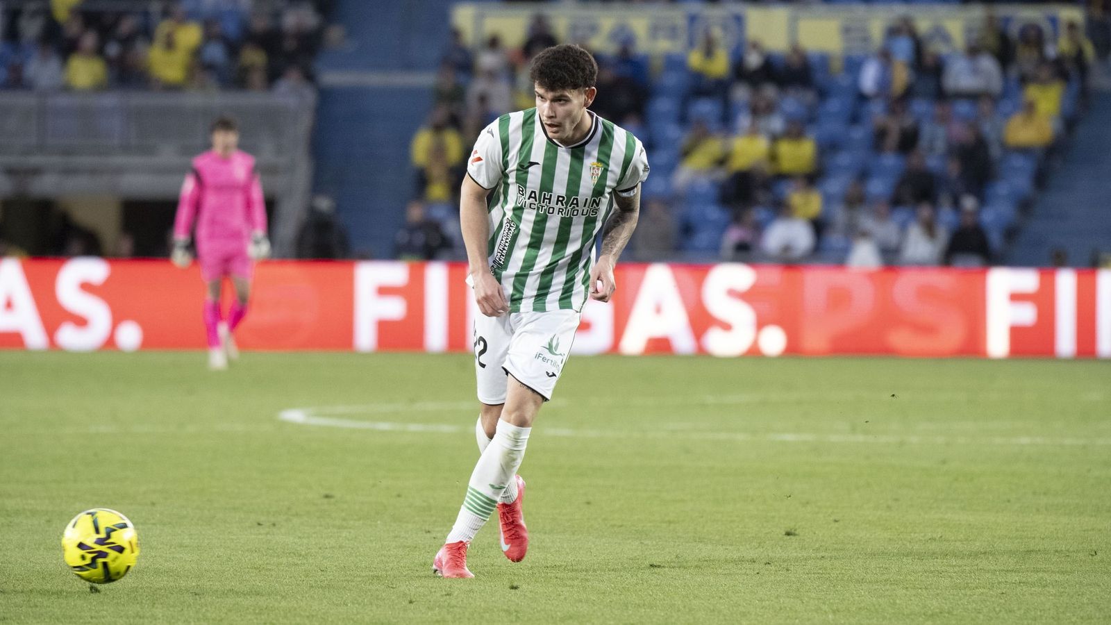 Trilli da un pase en su estreno con el Córdoba CF.