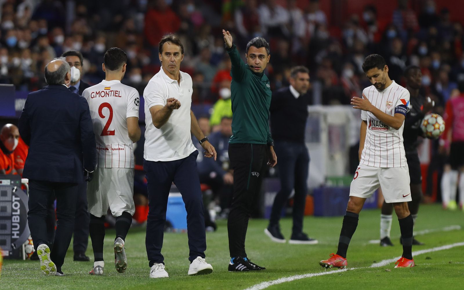 Jesús Navas abandona resignado el césped ante Julen Lopetegui.