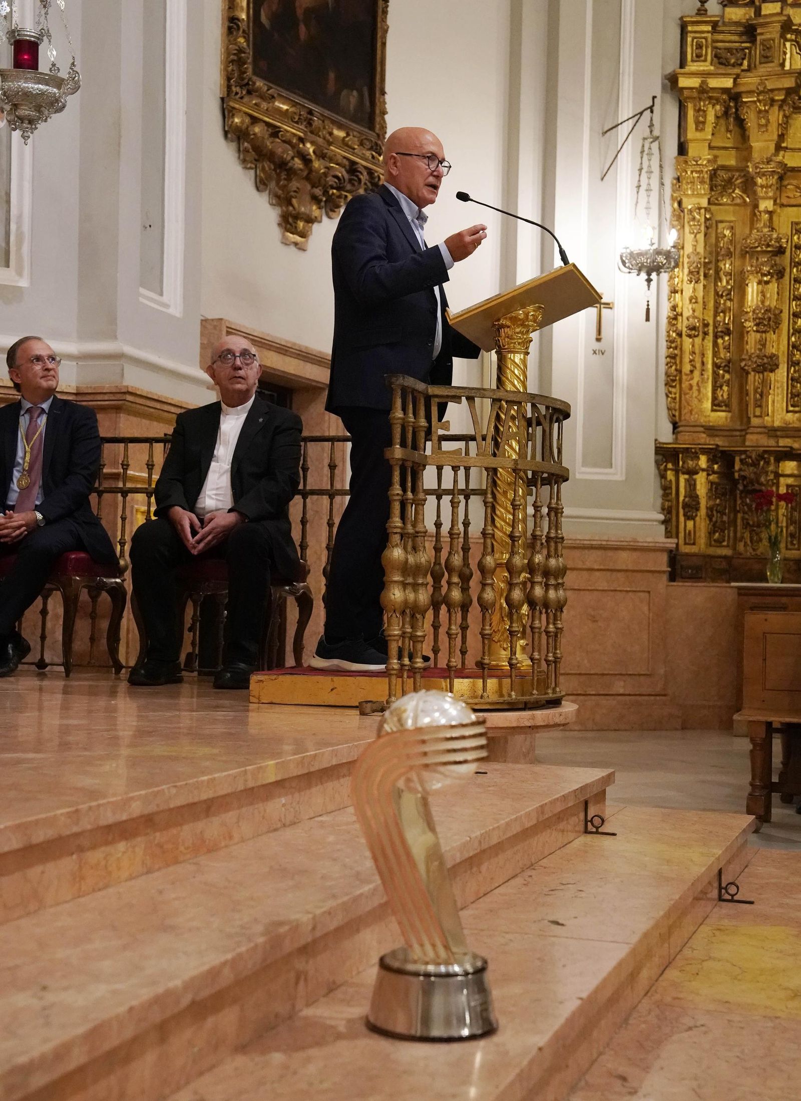 El Unicaja ofrece la Intercontinental a La Victoria: las imágenes de la ofrenda floral previo al arranque de curso