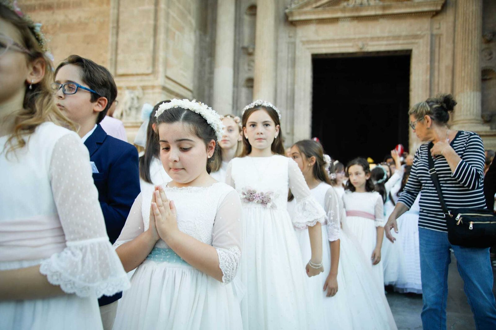 Imágenes de la procesión del Corpus Christi en Almería: así han sido la misa y la posterior marcha por la capital