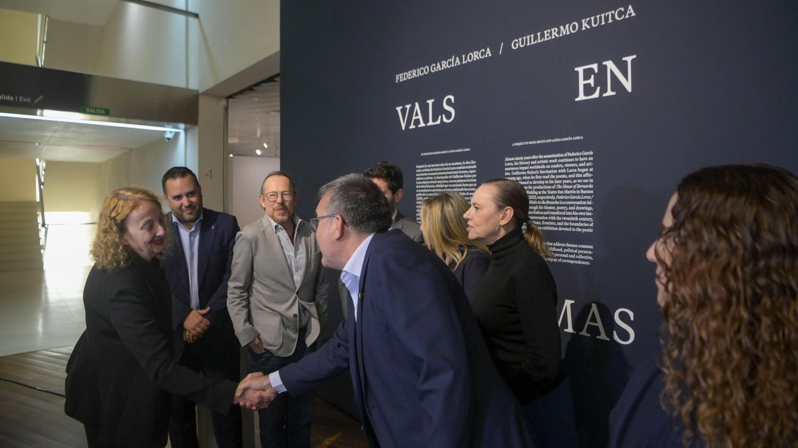 El artista argentino Guillermo Kuitca, tercero por la izquierda, durante el acto de inauguración.