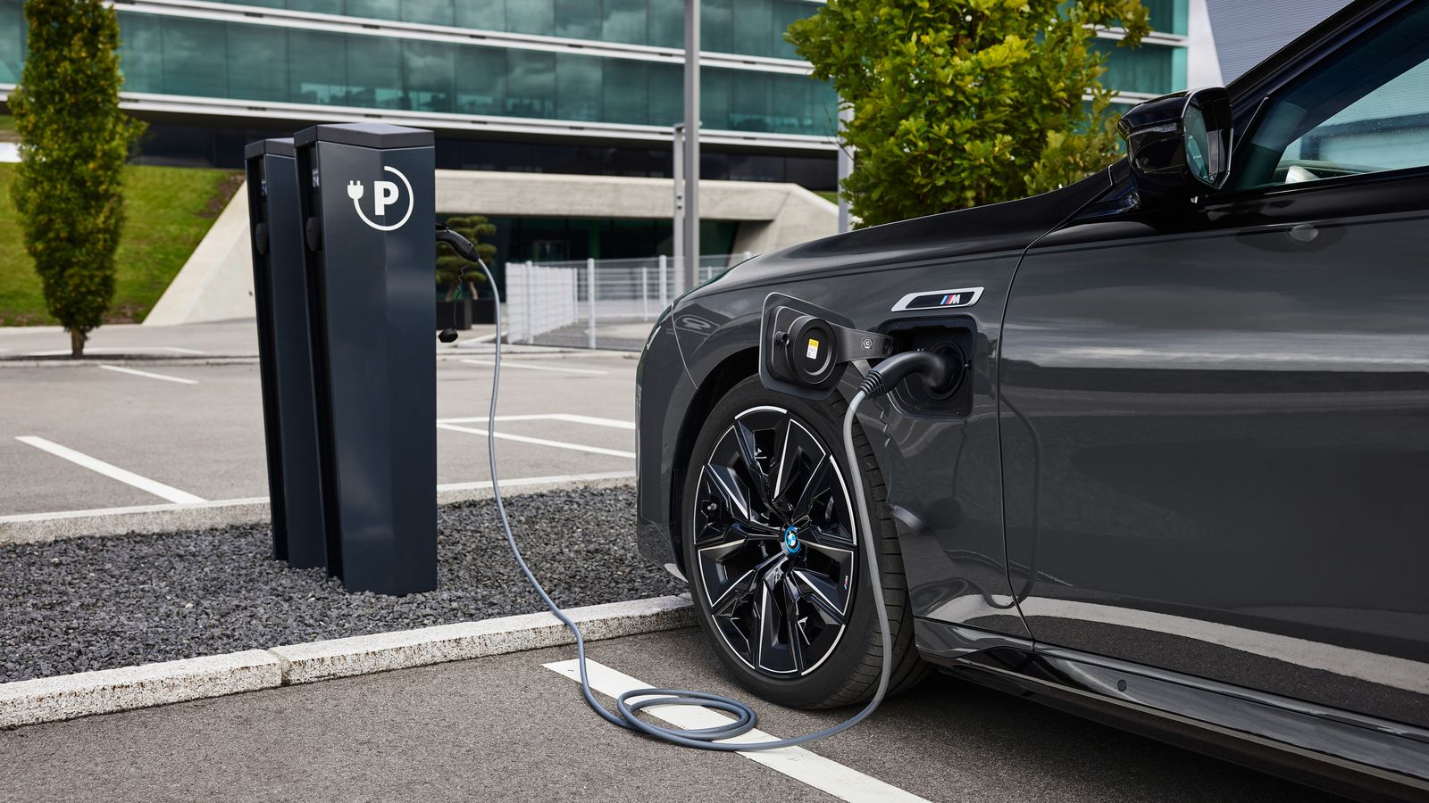 La potencia máxima de carga de las versiones híbridas enchufables es 7,4 kW. La autonomía, de hasta 87 km.