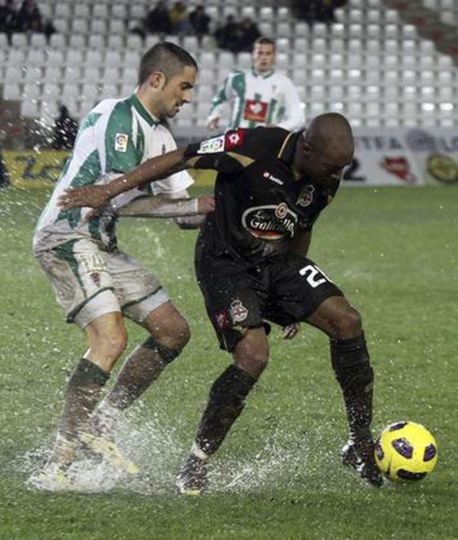 El Córdoba empata 1-1 en casa en la ida de los octavos de final de la Copa del Rey ante el Deportivo. / EFE