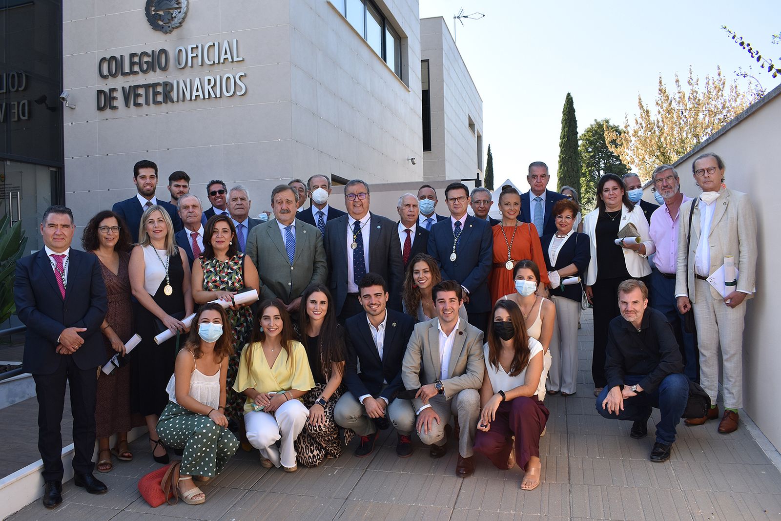 Autoridades y distinguidos en el Colegio de Veterinarios.