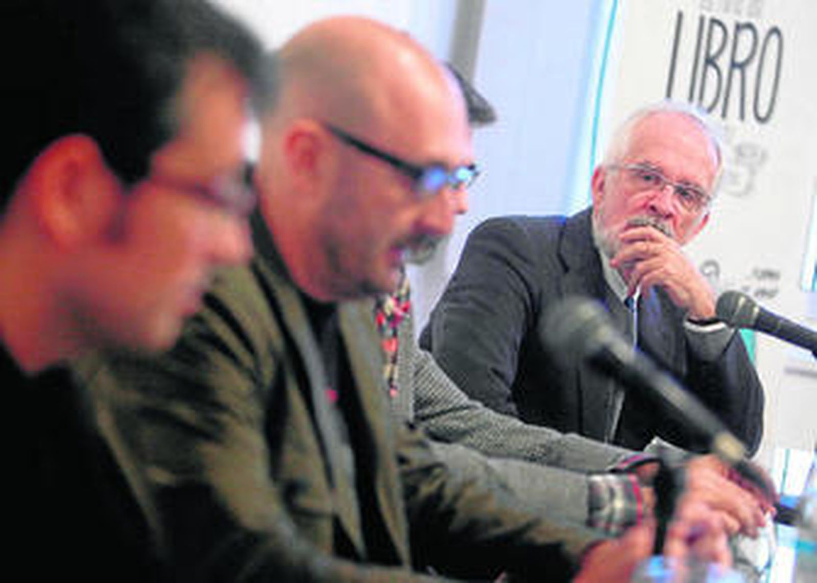 Los dibujantes Mel, José Luis Vidal y Antonio Fraguas 'Forges', durante la mesa redonda.