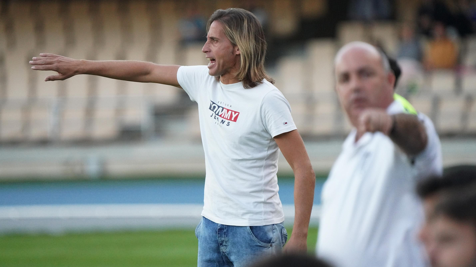 Checa da instrucciones a sus jugadores en el partido contra el Xerez DFC.